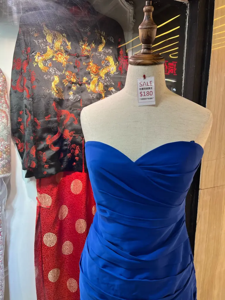 寶藍色緞面鏤空晚禮服