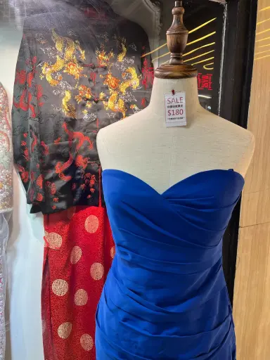 寶藍色緞面鏤空晚禮服